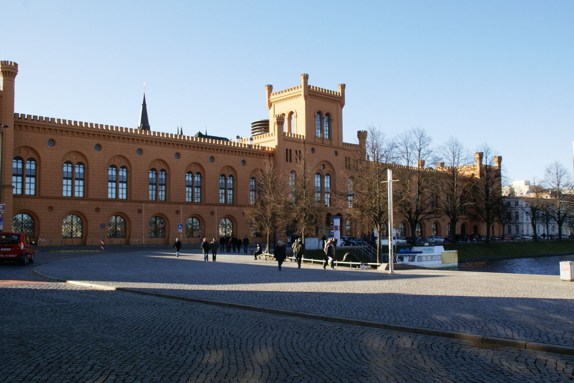 Arsenal am Pfaffenteich in Schwerin, heute Innenministerium, in der Nachmittagssonne