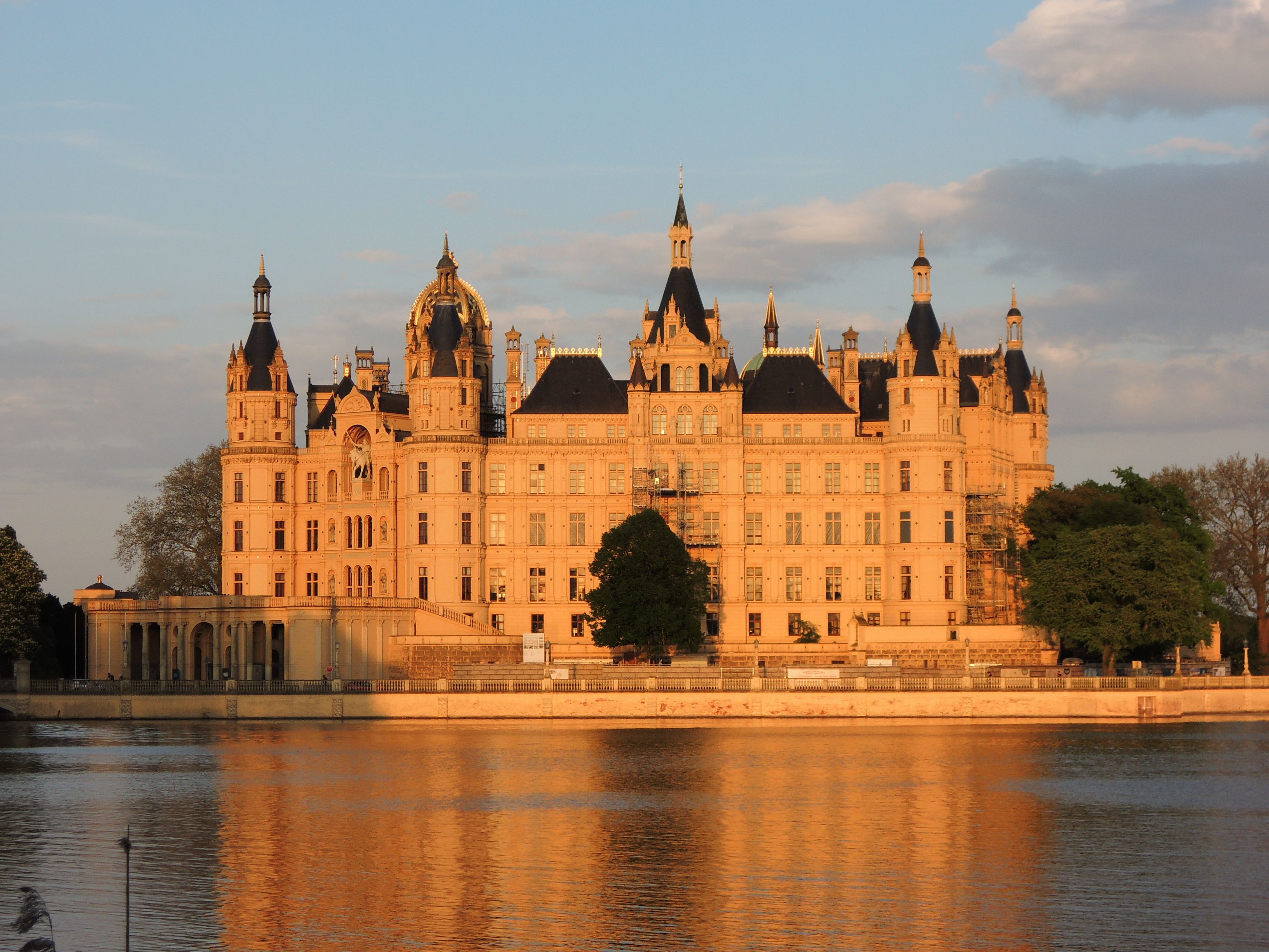 Schweriner Schloss im Sonnenuntergang, seit Juli 2024 UNESCO-Welterbe